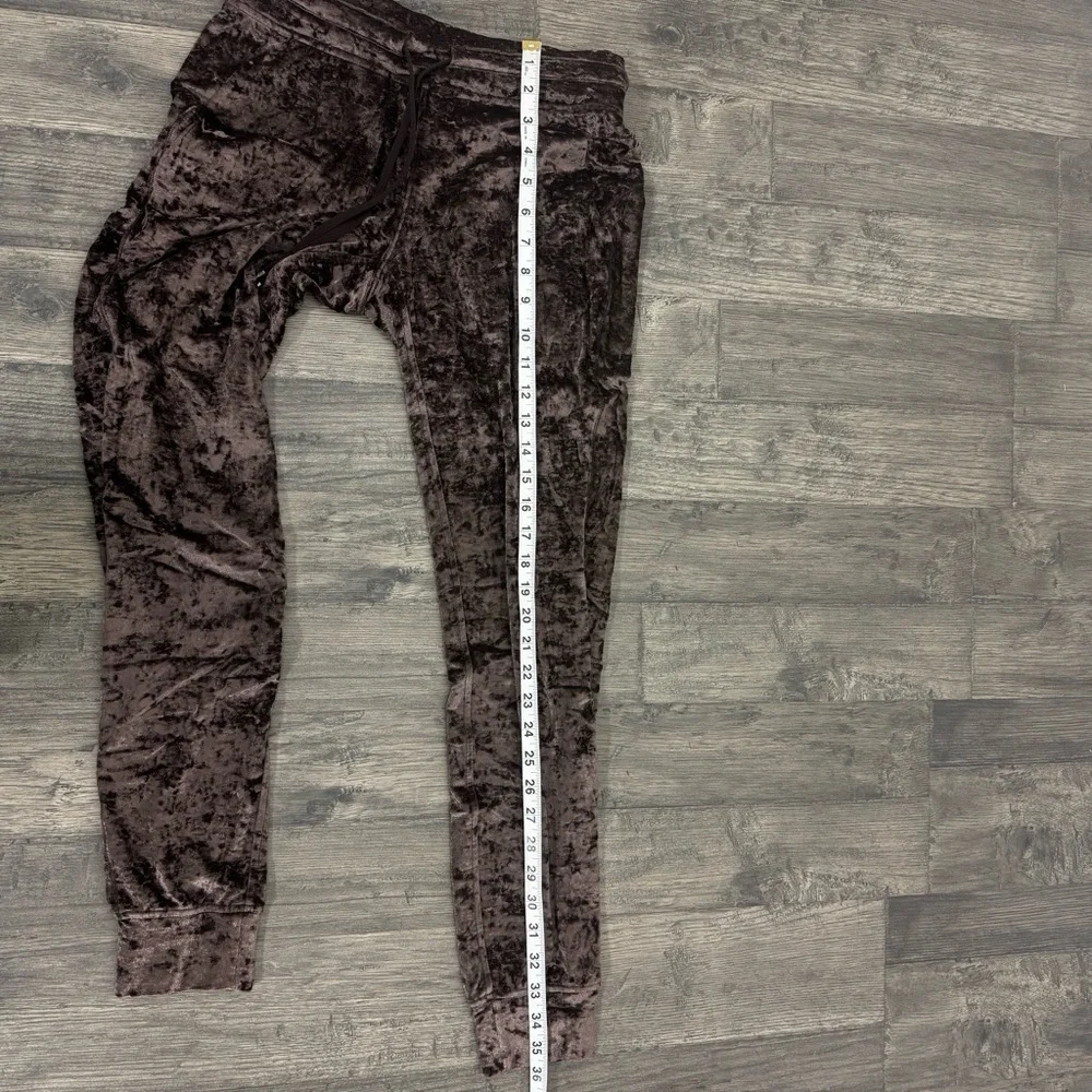 Lululemon Womens Size 4 Ready to Crush Jogger French Press